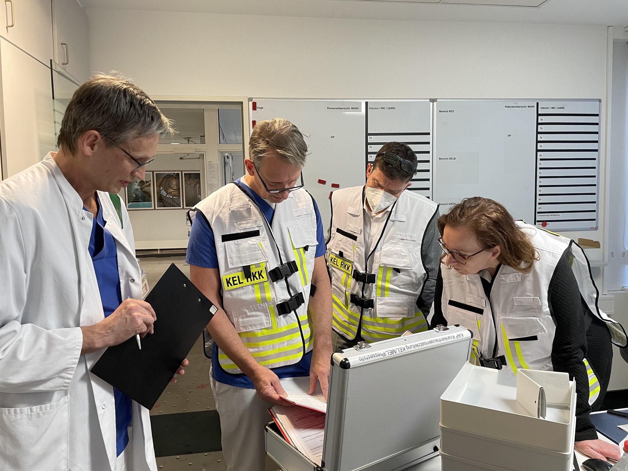 Die Krankenhauseinsatzleitung sortiert sich in der eingerichteten Schaltzentrale