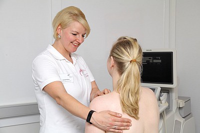 Blinde Frau ertastet Brustkrebs / Freie Kliniken Bremen